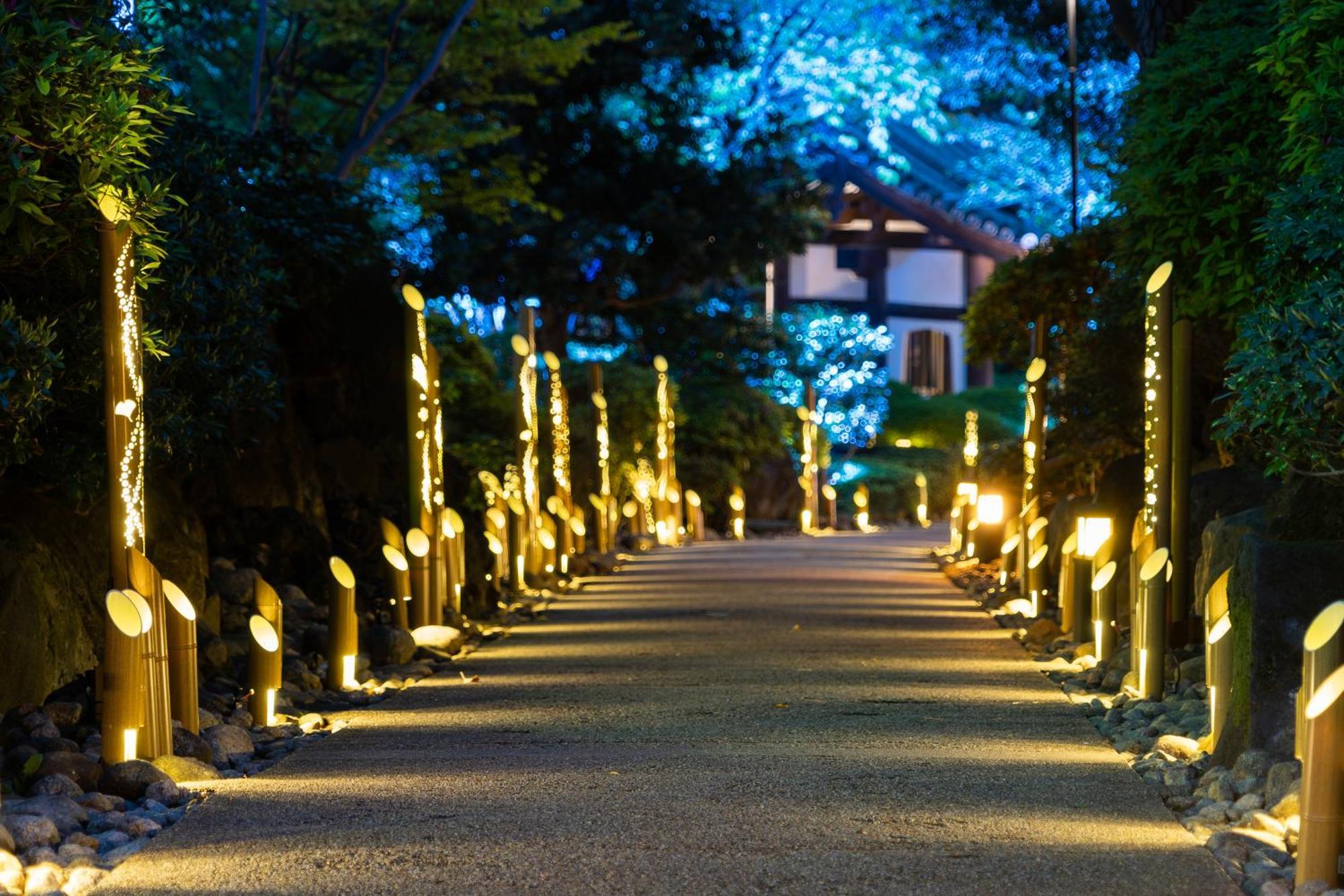 טוקיו Grand Prince Hotel Takanawa מראה חיצוני תמונה The illuminated path